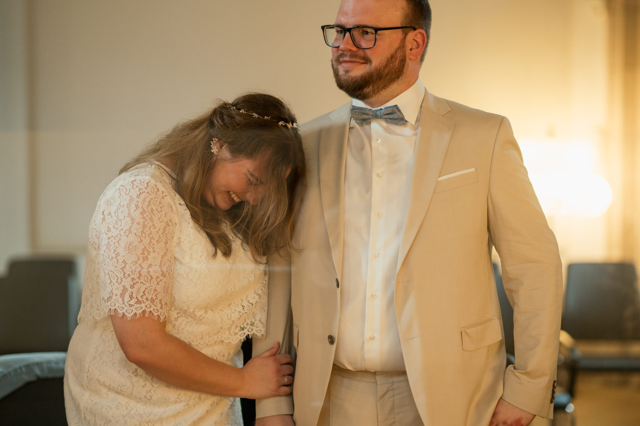 fröhliche Stimmung bei Brautpaar bei der standesamtlichen Trauung von der Hochzeitsfotografin eingefangen 