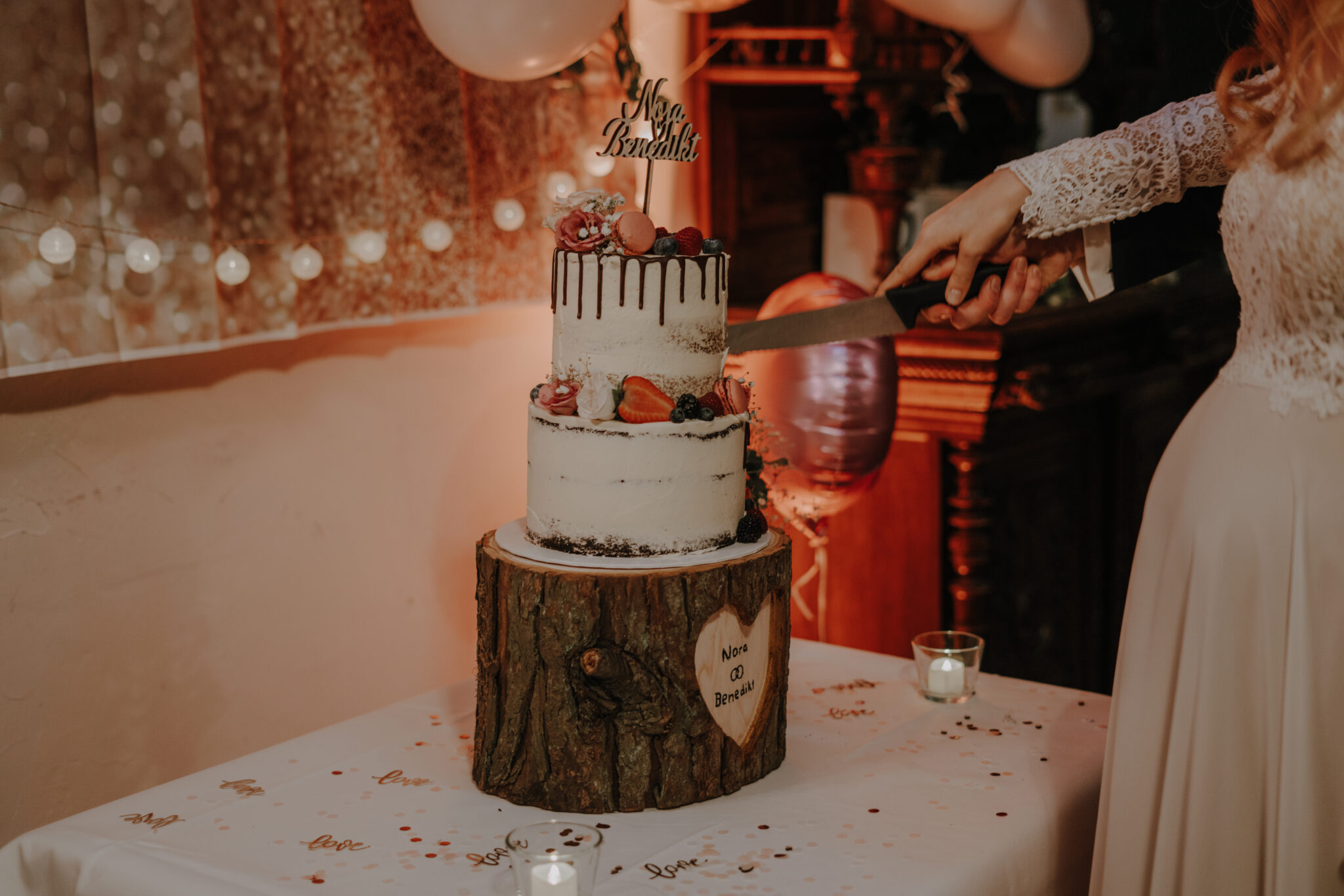 Brautpaar schneidet Hochzeitstorte an, Erbeeren, Schokolade, Lichterketten