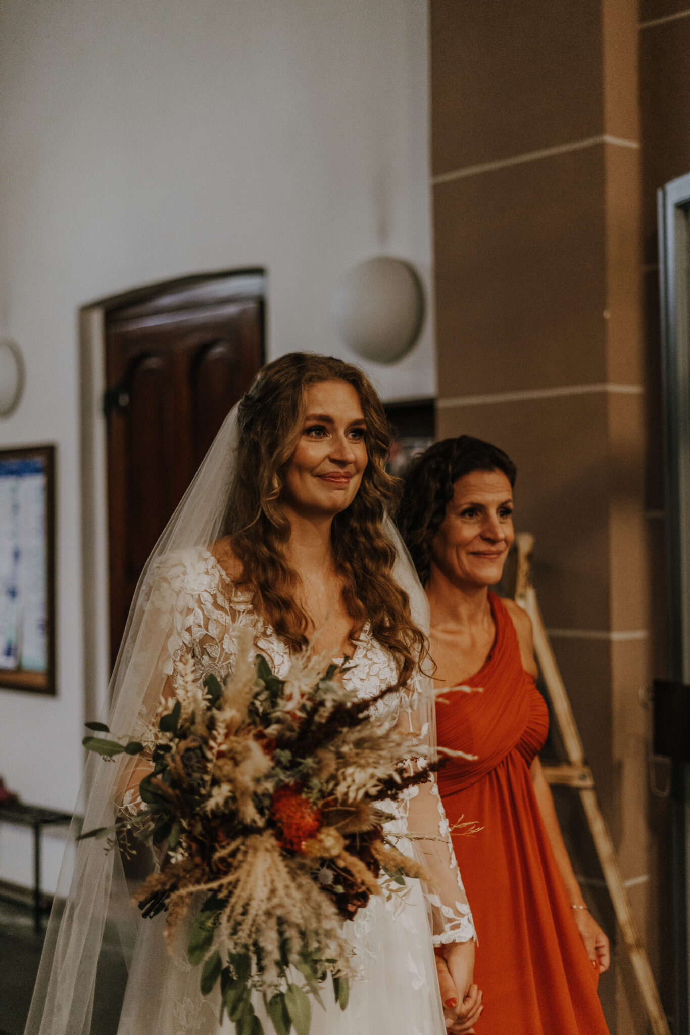 Die Braut wird von ihrer Mutter in die St. Hubertus Kirche geführt