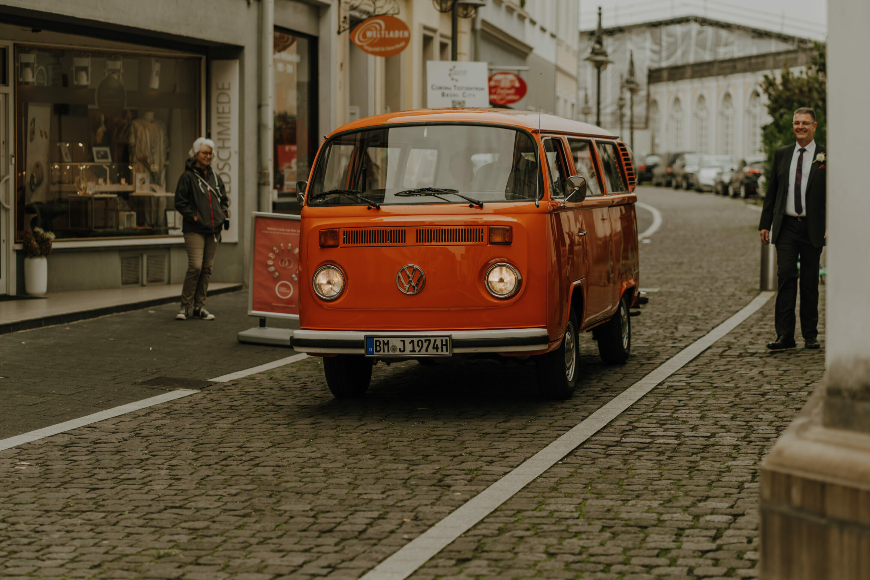 VW Bulli Oldtimer als Hochzeitsauto kommt bei Location an