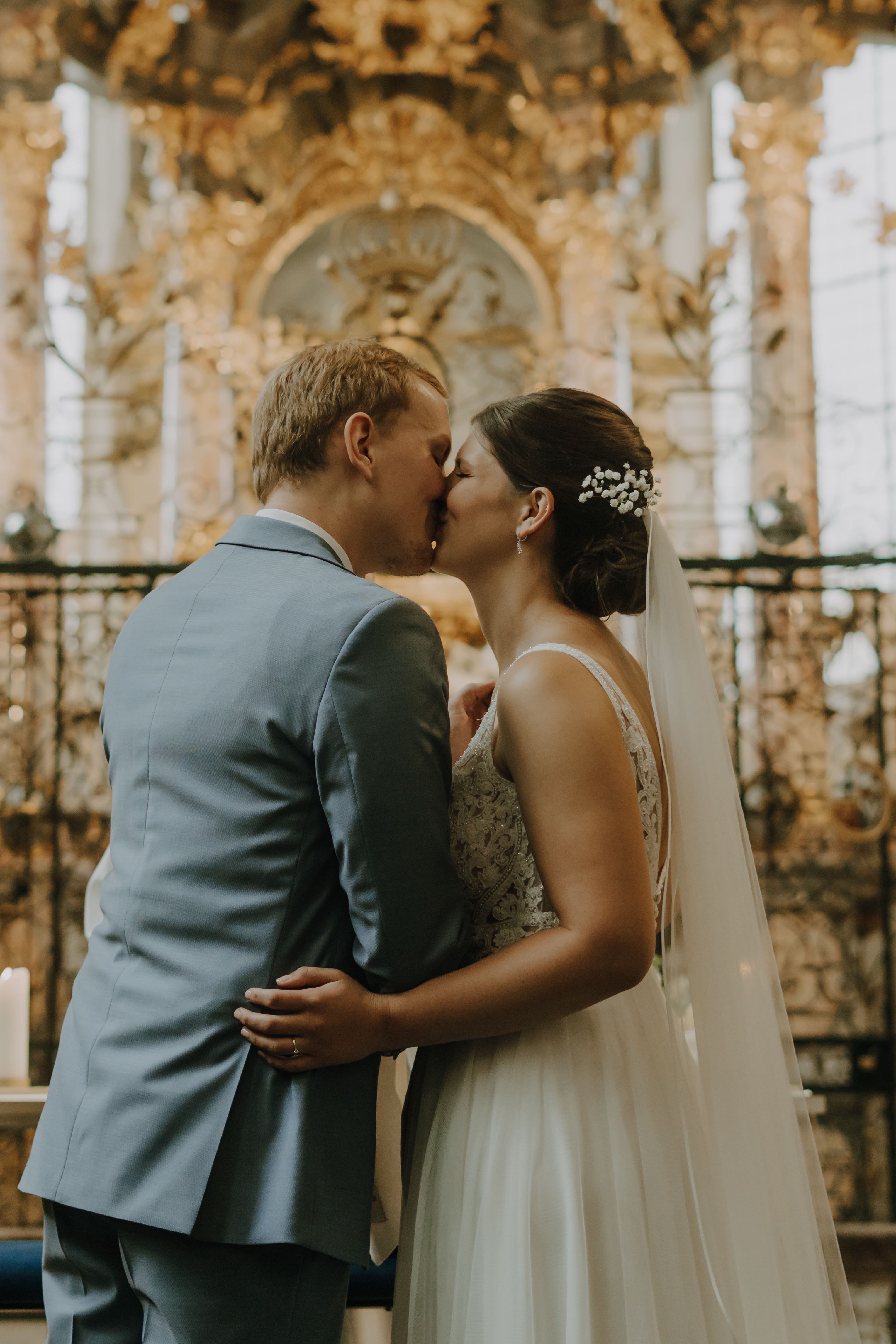 Hochzeitsreportage über die gefühlvolle Trauung in der Schlosskirche St. Maria von den Engeln