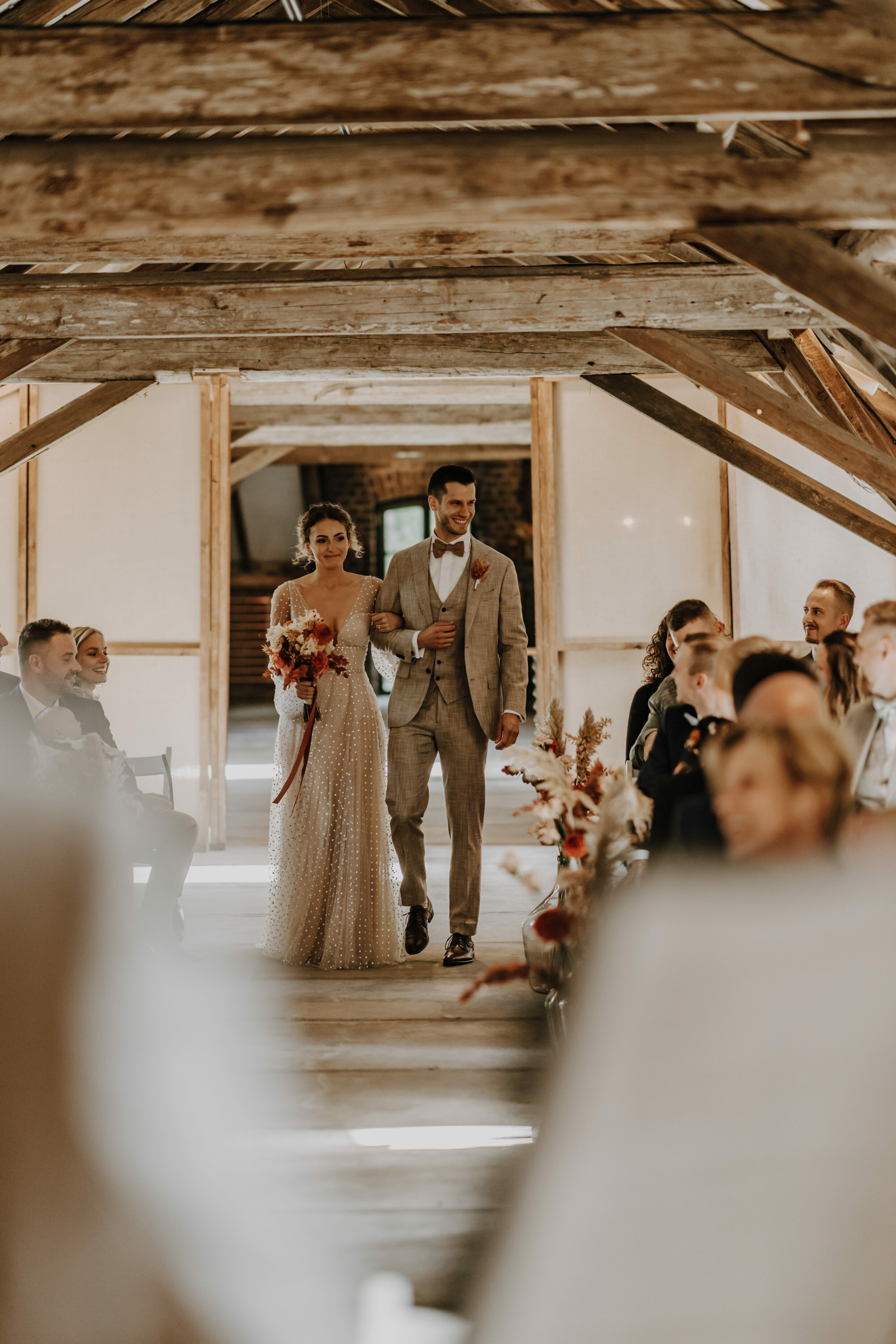 Brautpaar schreitet entlang der Gäste auf dem Kornspeicher, Fachwerk-Dachboden