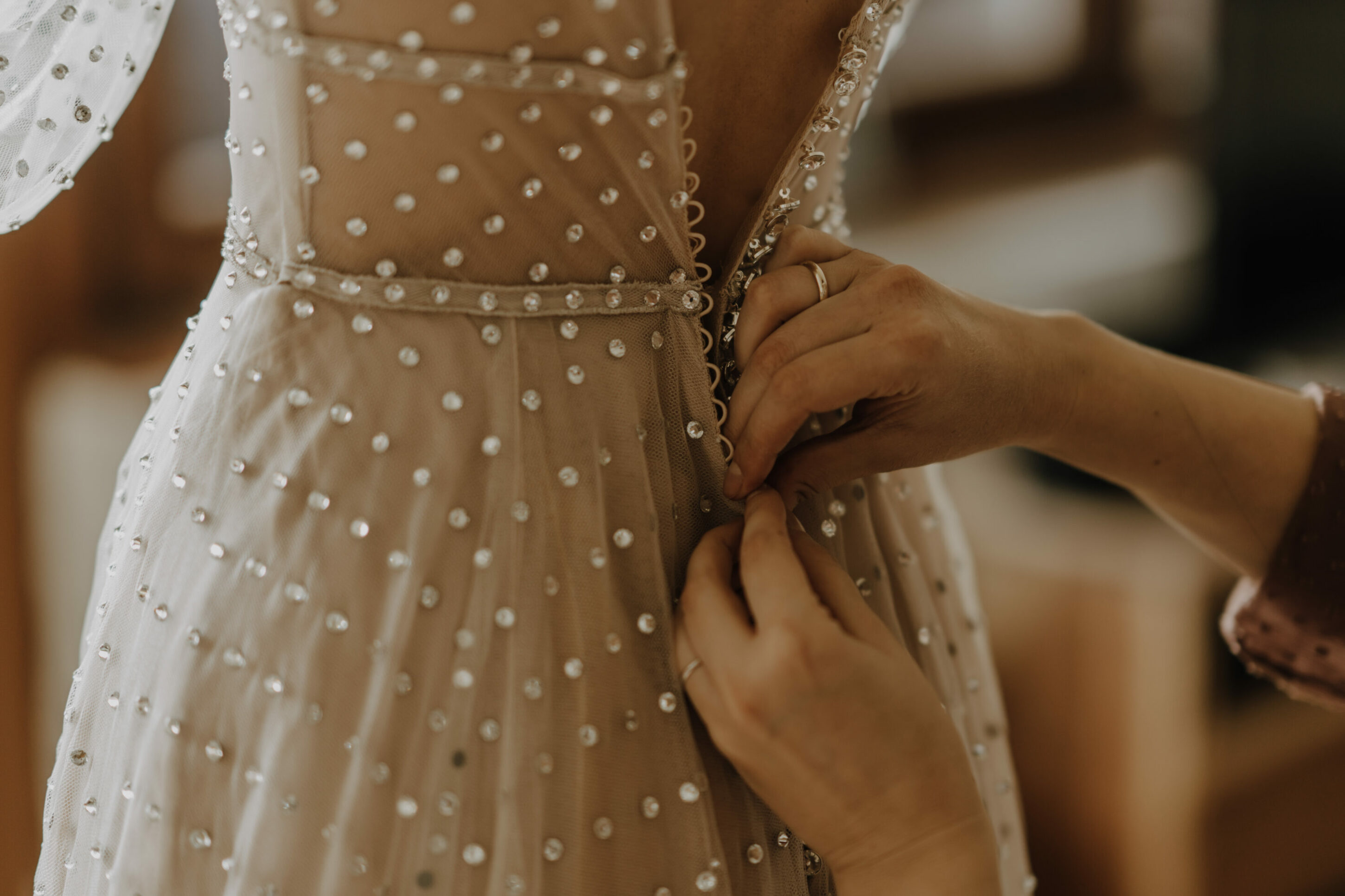Knopfleiste Hochzeitskleid wird zugeknöpft am Rücken