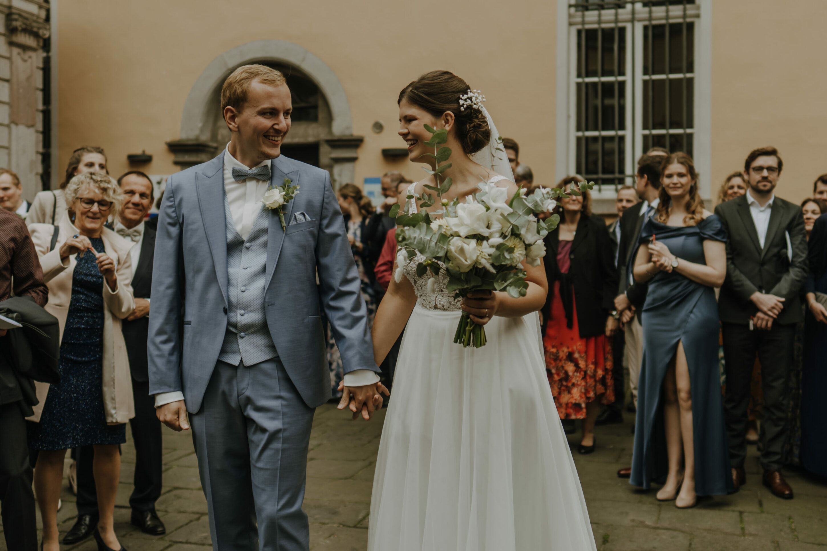 Brautpaar glücklich, empfängt Glückwünsche von Hochzeitsgesellschaft