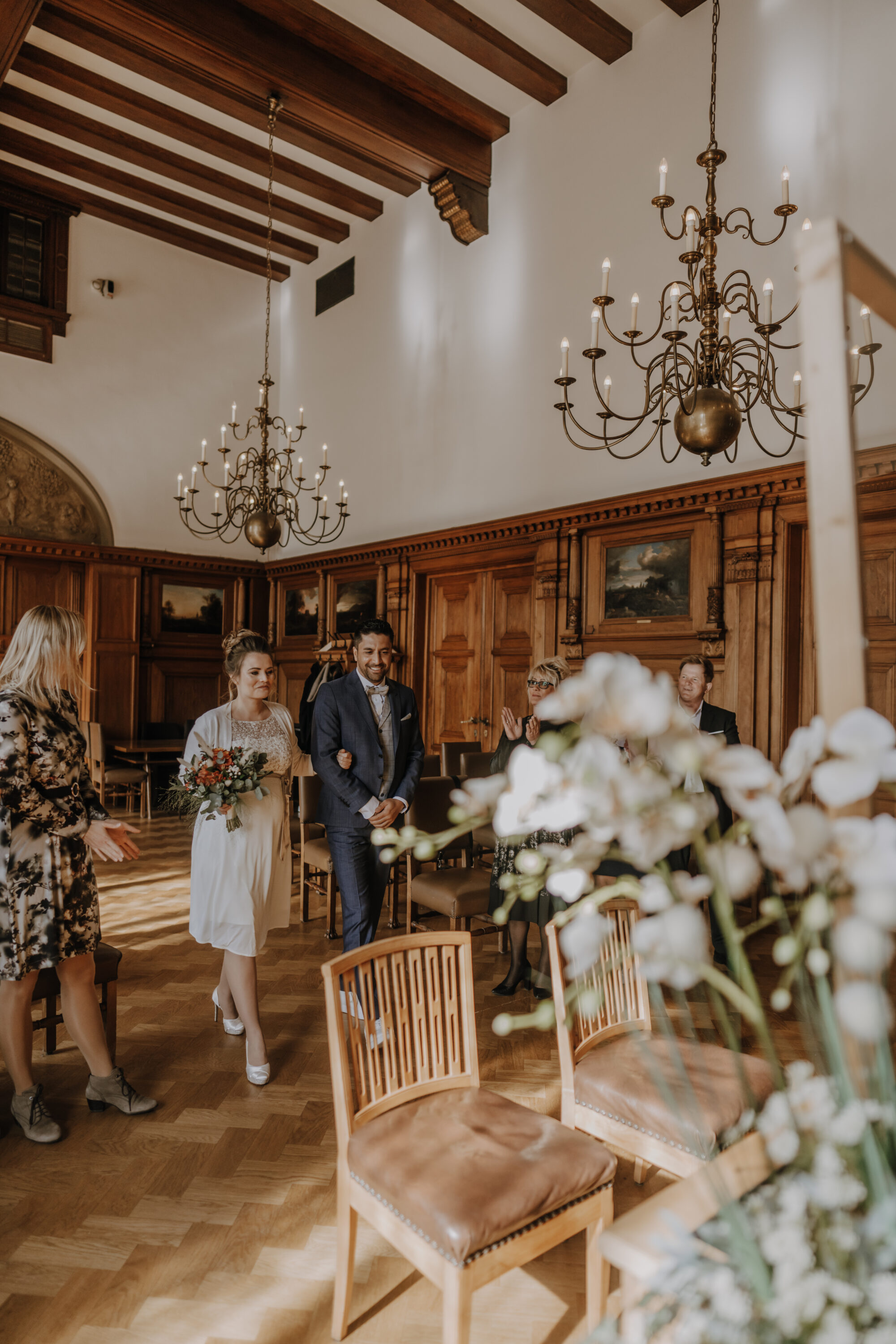 Brautpaar läuft auf Trautisch zu, Großer Ratssaal Bergisch Gladbach, Blumenstrauß, Holzvertäfelungen, Gemälde, Kronleuchter