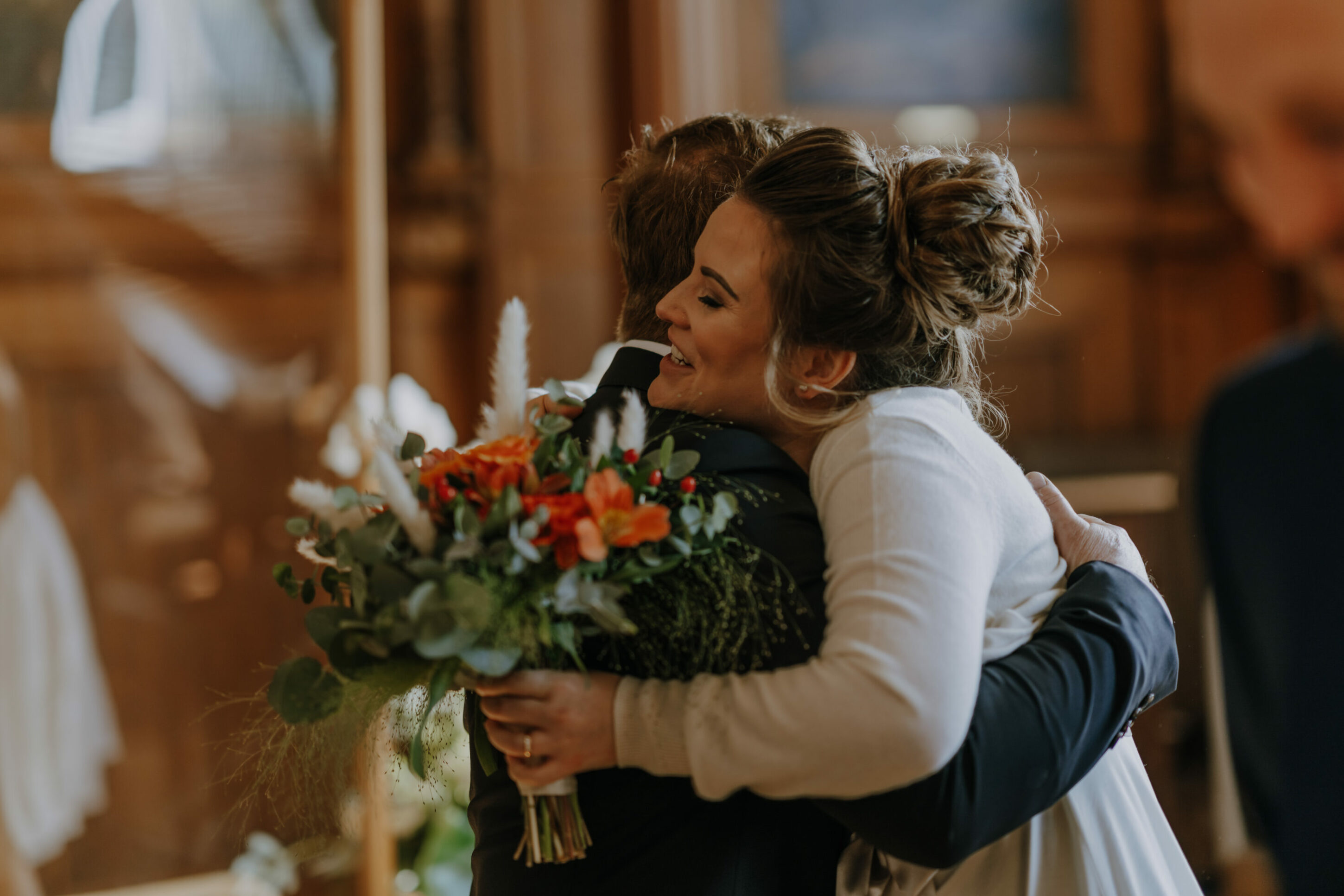 Braut empfängtglücklich Glückwünsche nach Trauung im großen Ratssaal