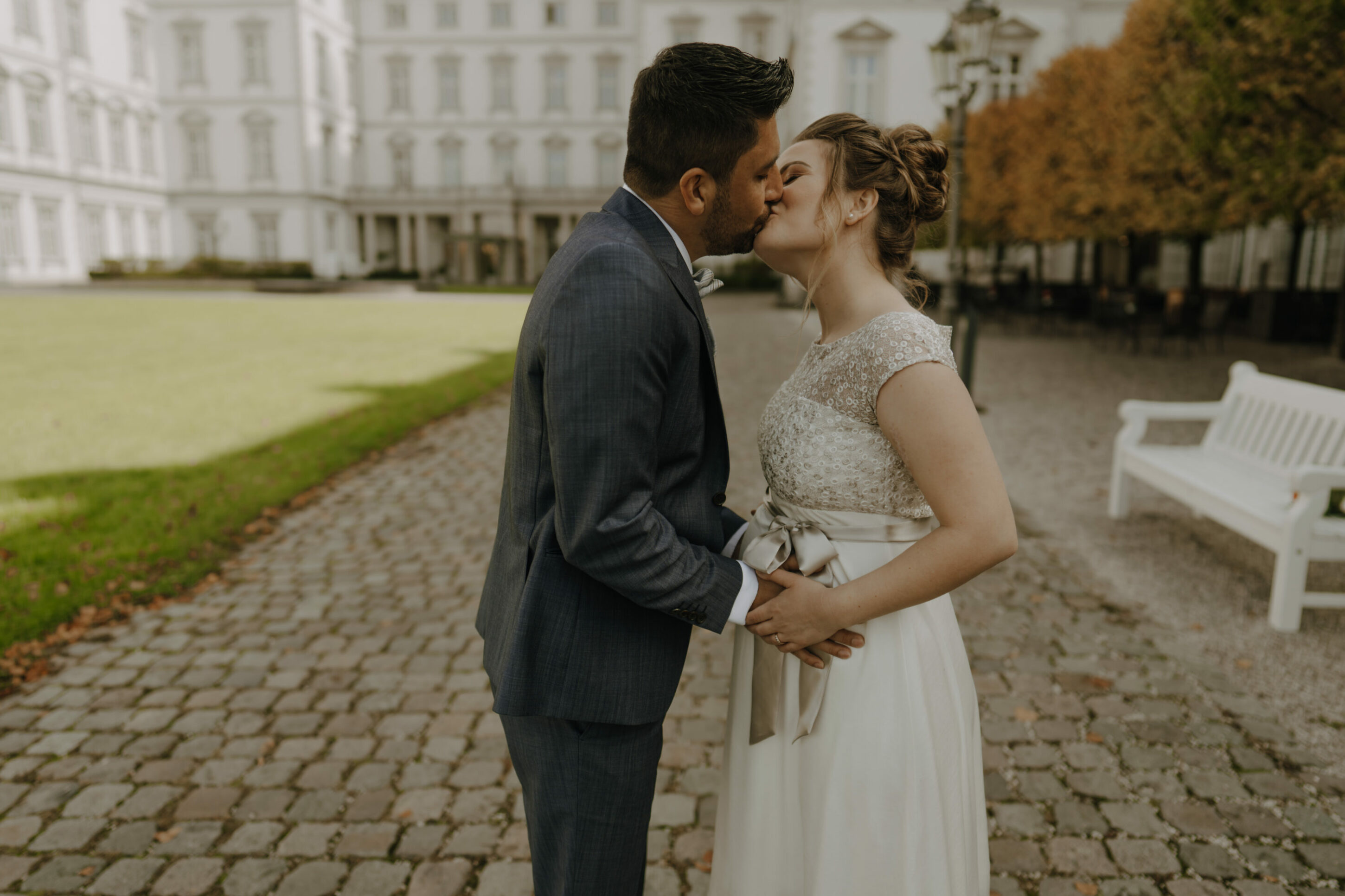 Kuss von Brautpaar, in Schlossgarten