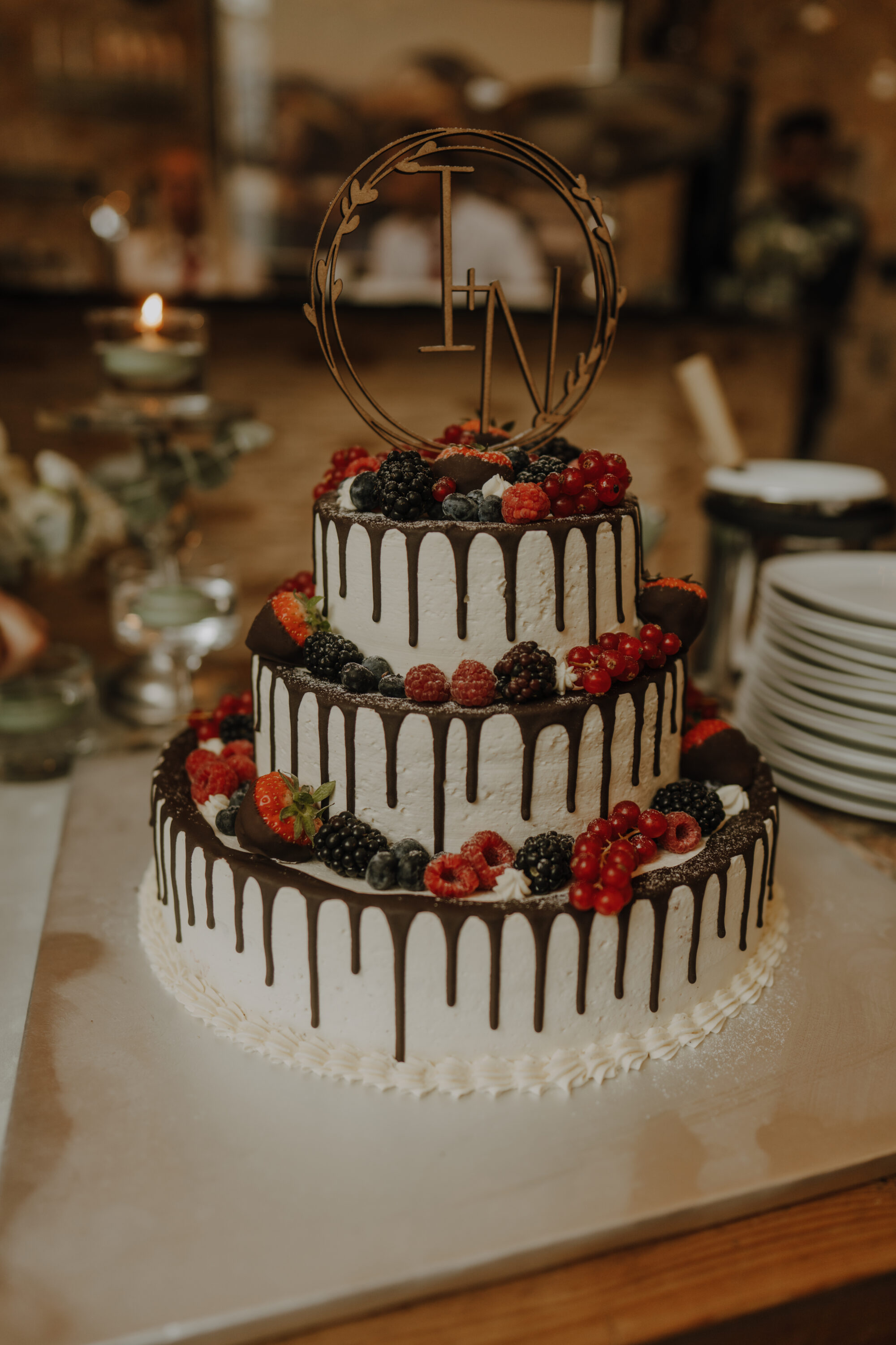 Die mit Schokolade und Früchten verzierte Hochzeitstorte