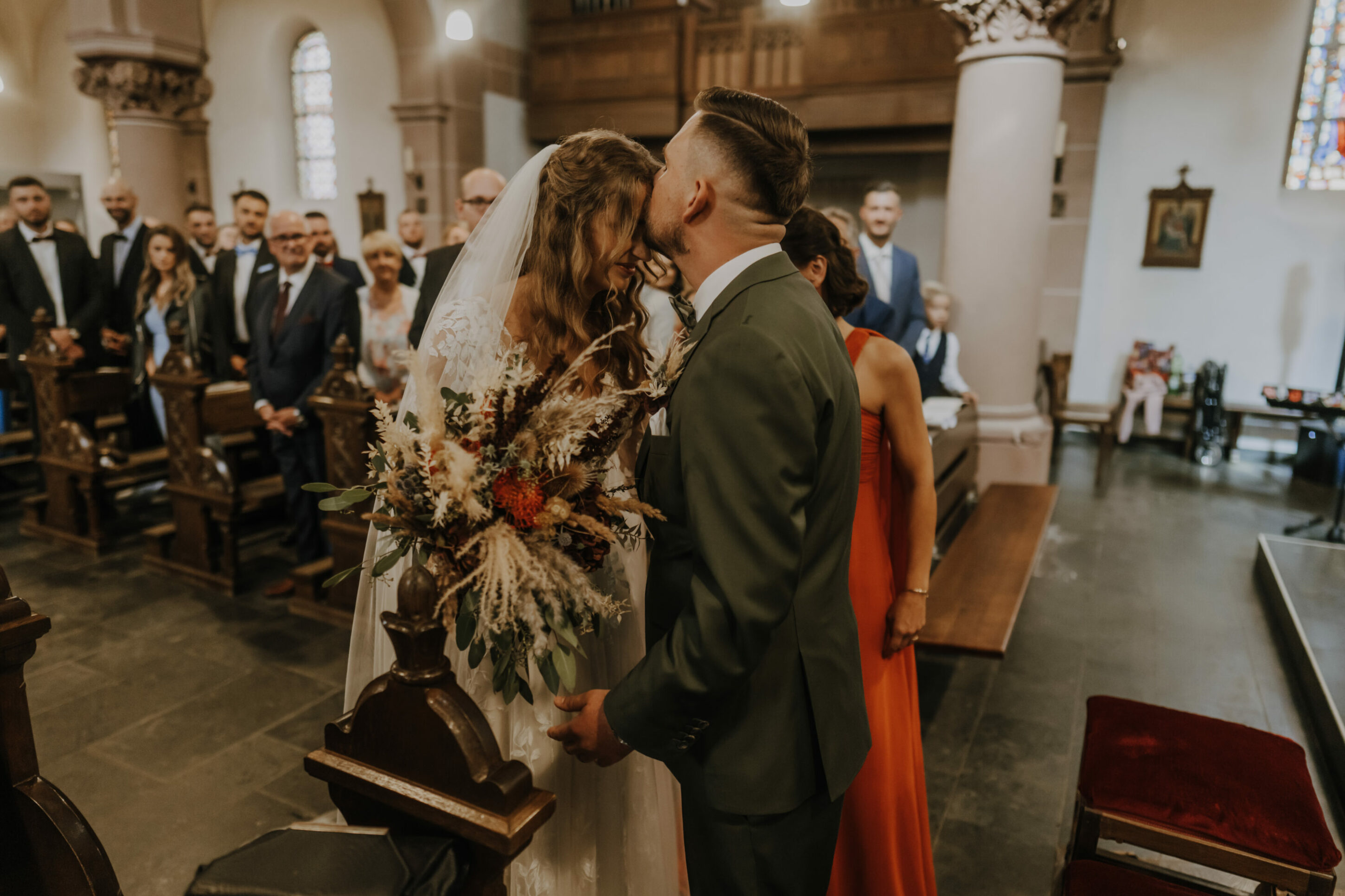 Hochzeitsreportage über die emotionale Trauung in der St. Hubertus Kirche in Pulheim von Diana und Robin