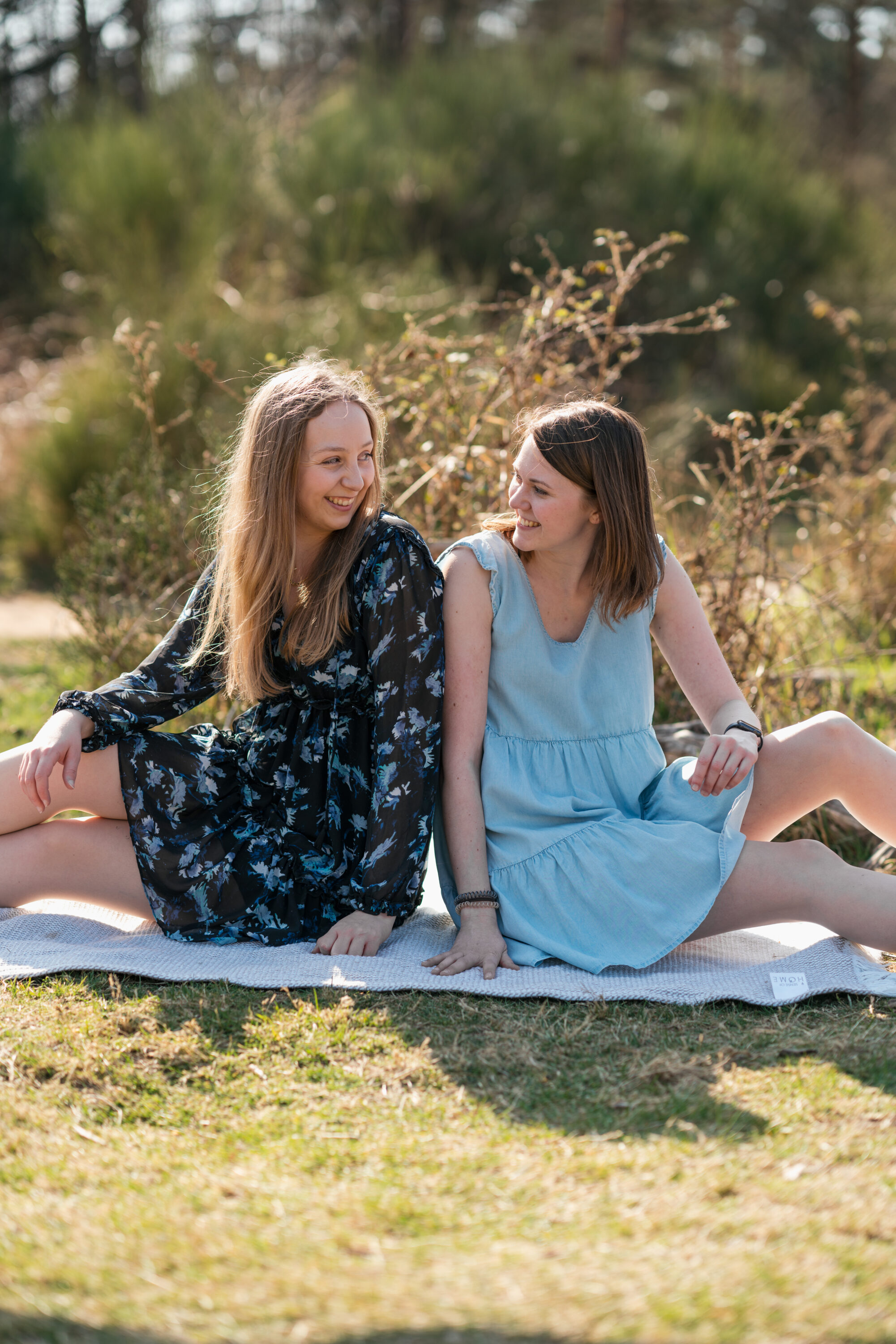 Fotoshooting für Freunde zwei Freundinnen sitzend