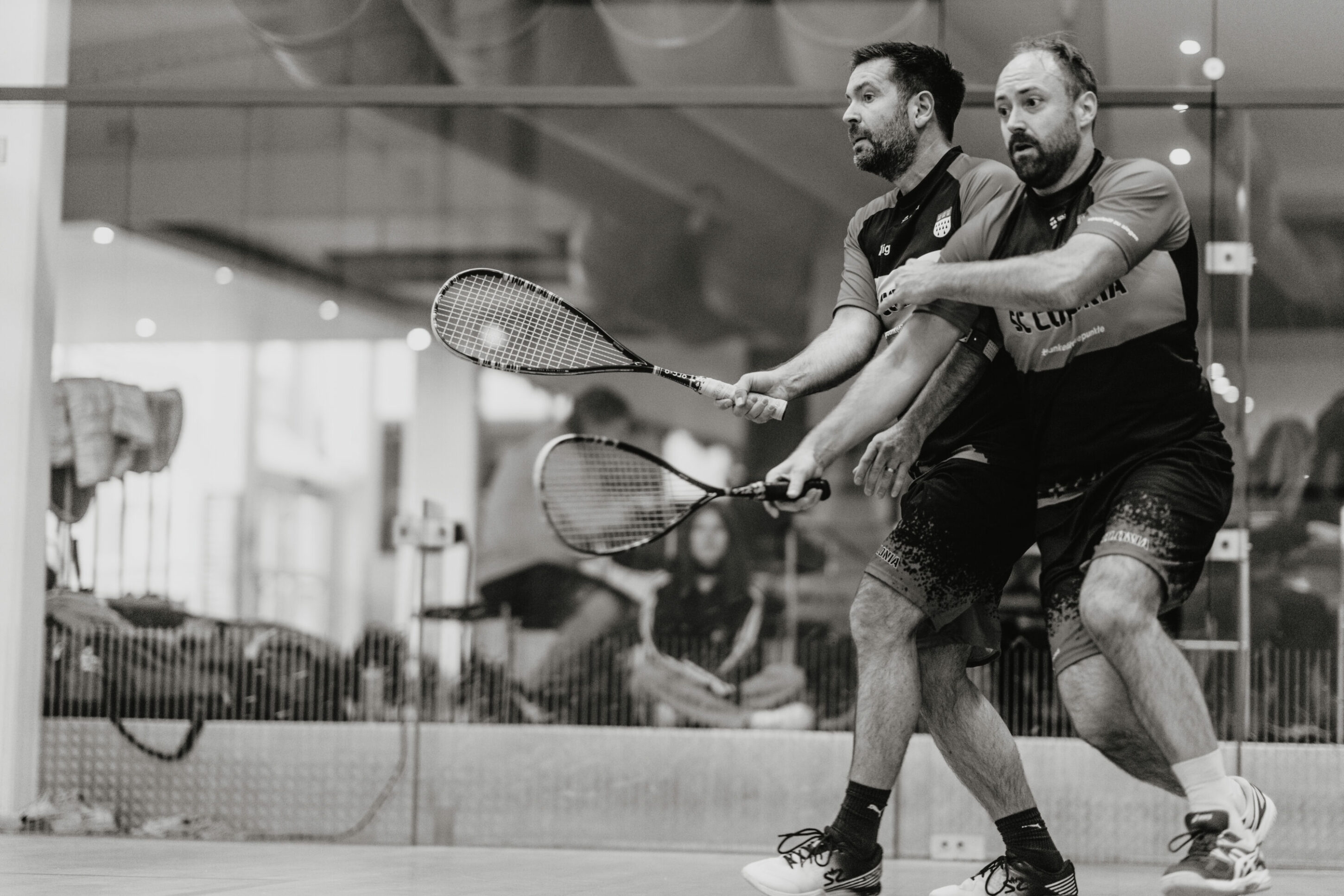 Zwei Männer spielen Squash