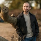Portrait- und Streetfotos von einem Mann vor einem Ast von einem Baum in der Wahner Heide.