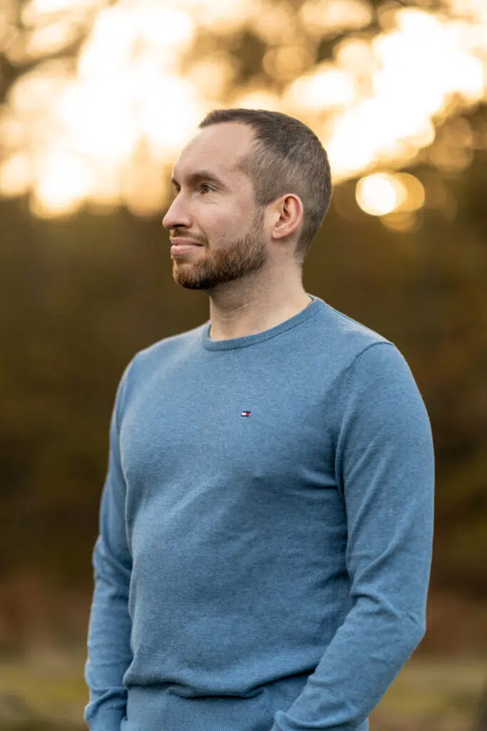 Portraitfoto eines Mannes beim Sonnenuntergang