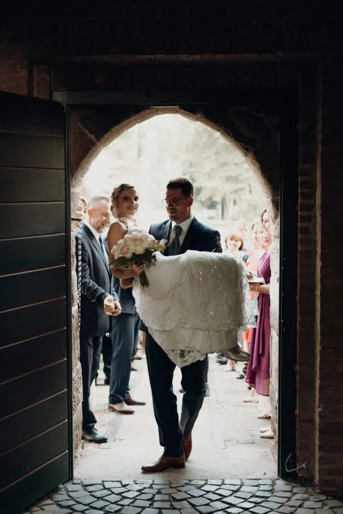 Eine märchenhafte Hochzeit in der Burg Konradsheim (Luiza und Daniel) Eine märchenhafte Hochzeit in der Burg Konradsheim (Luiza und Daniel)