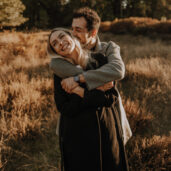 Paarfotos in der Wahner Heide, Er umarmt sie von hinten und drückt ihr ein Küsschen auf die Wange.