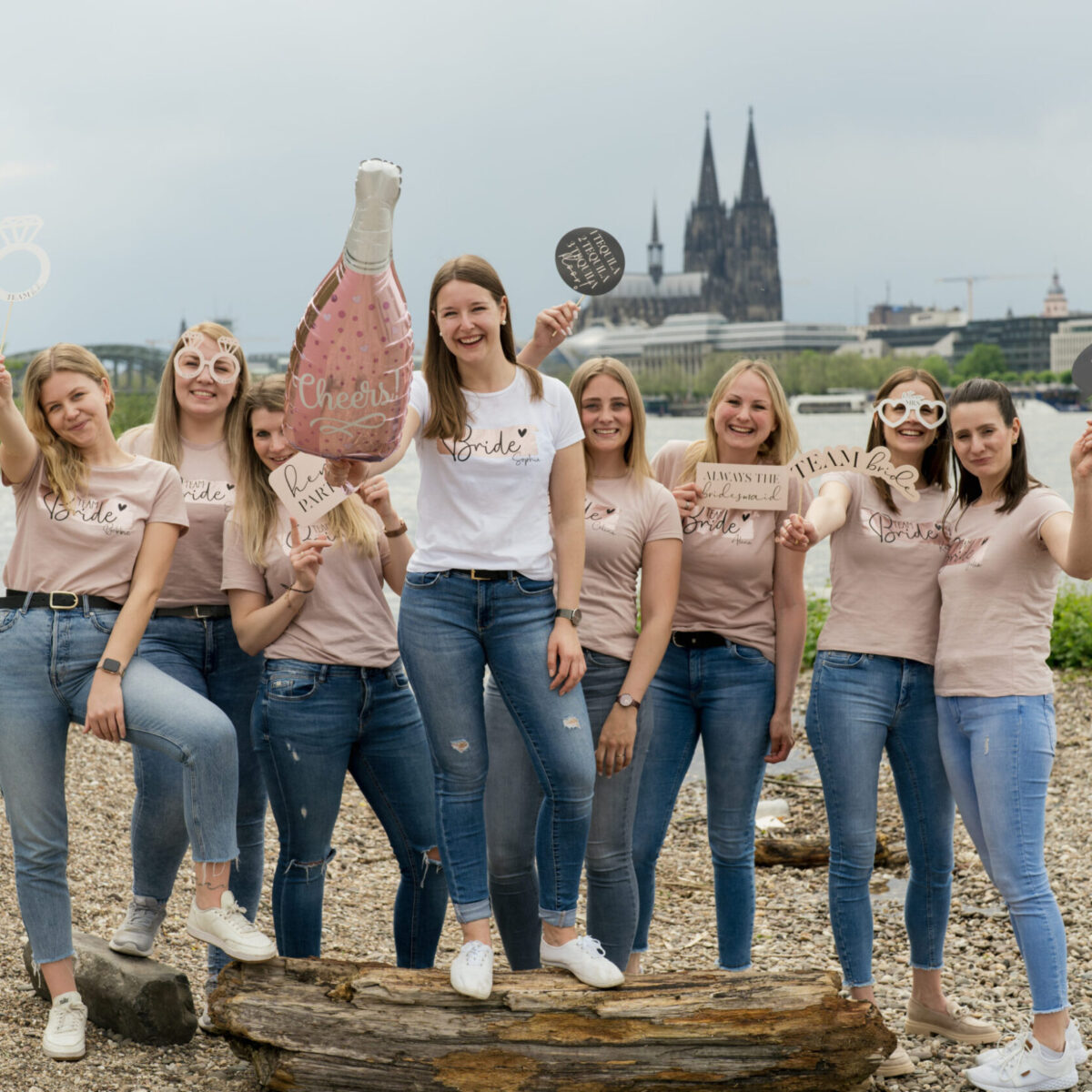 Fotoshooting für Freunde Gruppen & JGA, in dem Falle ein Jungesellinnenabschied an den Rheinstränden mit Blick auf den Dom im Hintergrund.