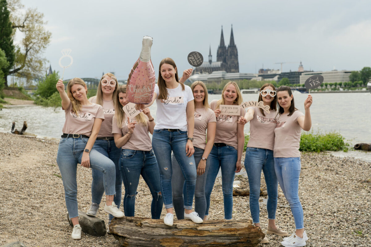 Fotoshooting für Freunde Gruppen & JGA, in dem Falle ein Jungesellinnenabschied an den Rheinstränden mit Blick auf den Dom im Hintergrund.