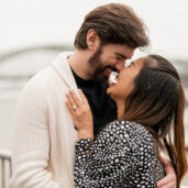 Heiratsantrag Fotoshooting, Paar innig in einer zugewandten Umarmung, mit ihrer Hand auf seiner Brust,, an der der Ring ist.