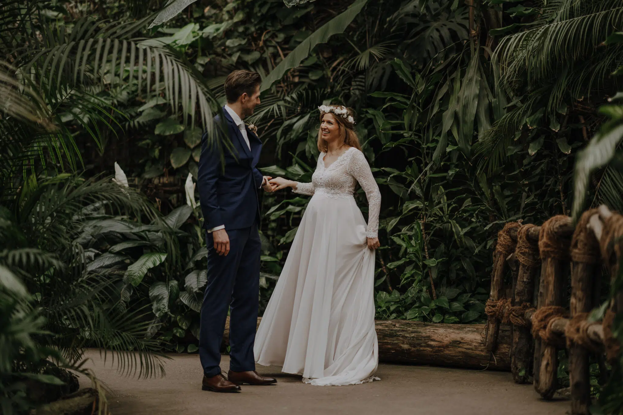 Hochzeitsfotograf Brautpaar tanzt im Gewächshaus