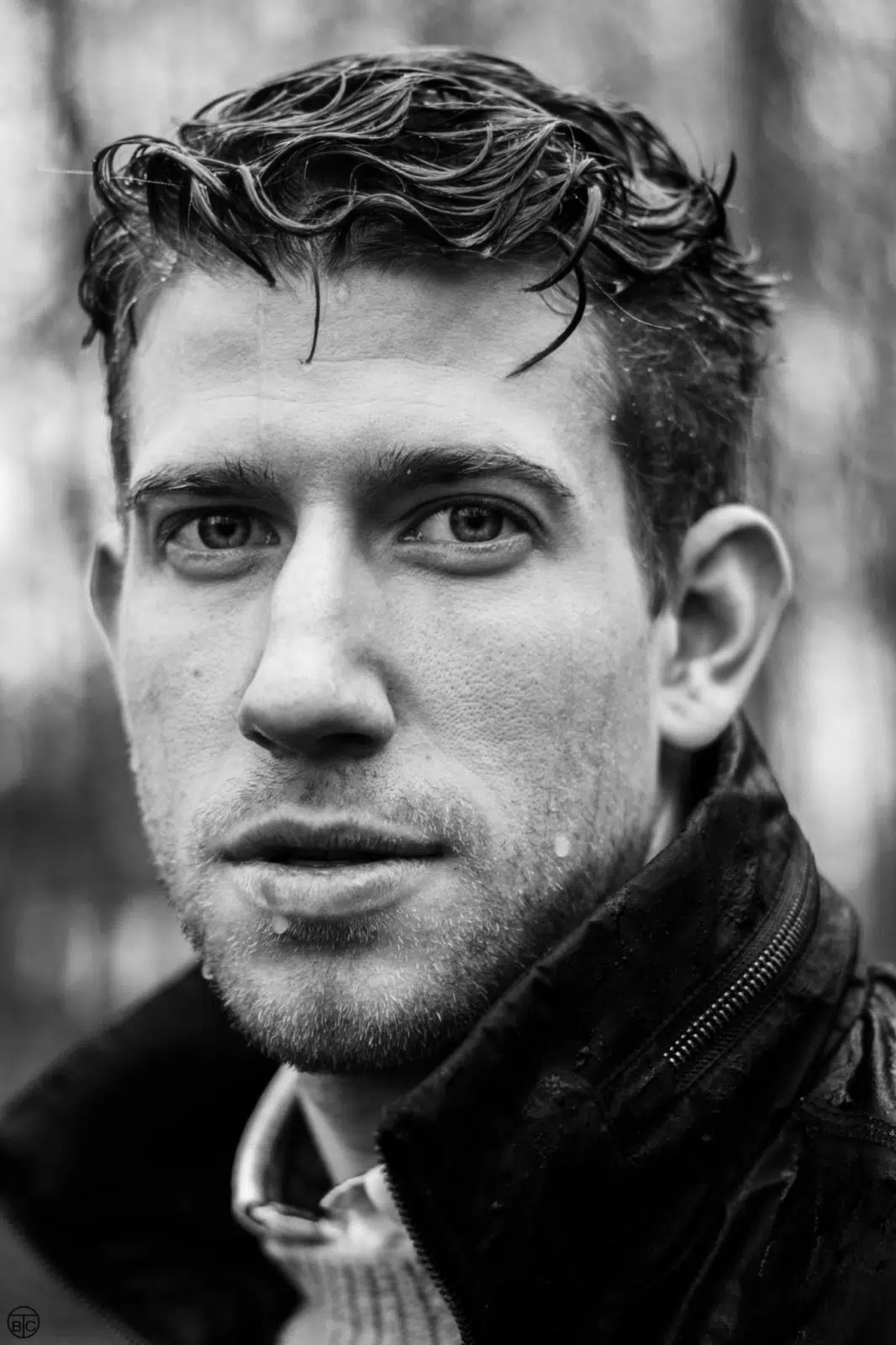 Portraitfotos eines Mannes in Schwarz-Weiß, direkter Blick in die Kamera