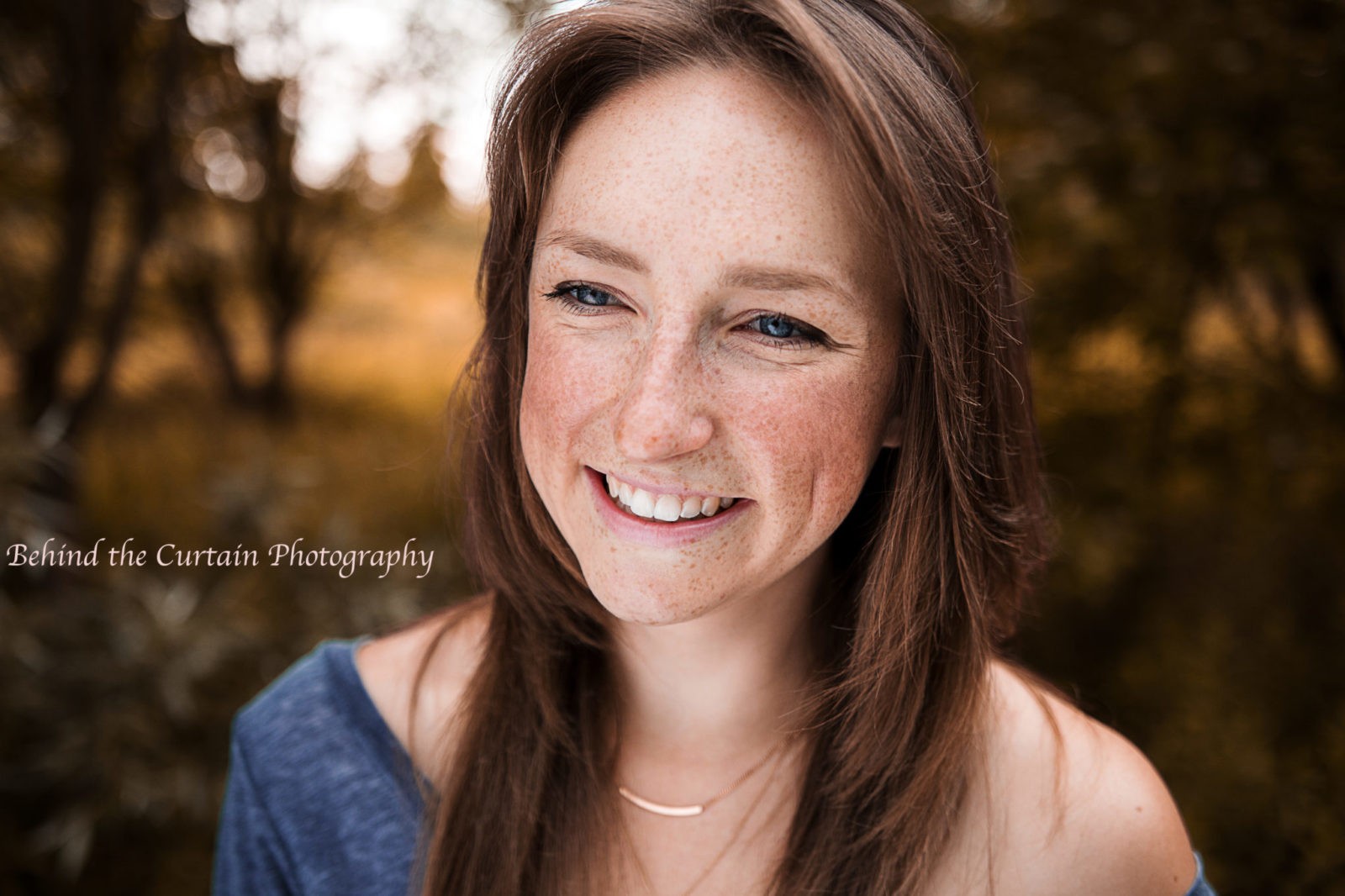 natürliches Portraitfoto einer Frau mit freundlichem Gesichtsausdruck, outdoor fotografiert