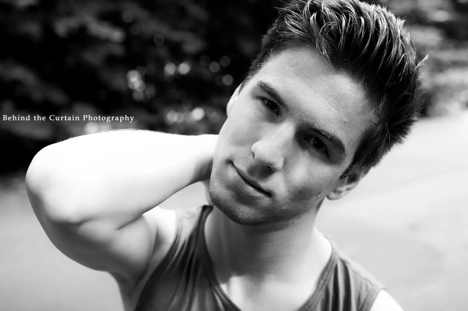 Schwarz-Weiß Portraitfoto eines Mannes am Strand