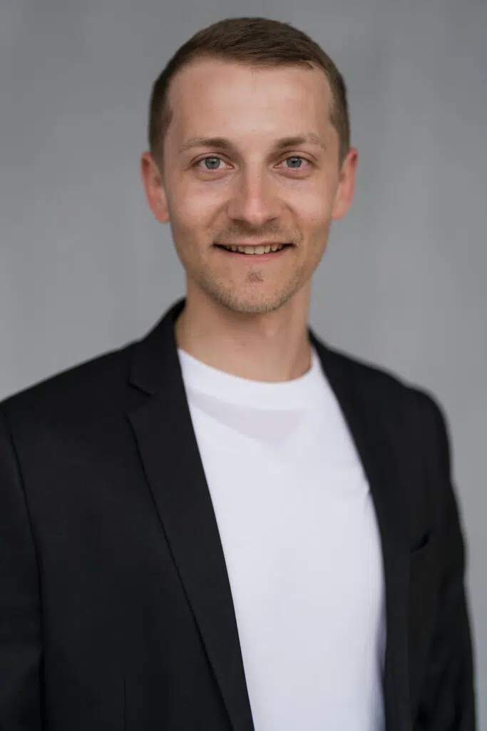 Portraitfoto eines Mannes im Business Look, freundlicher Blick zur Kamera