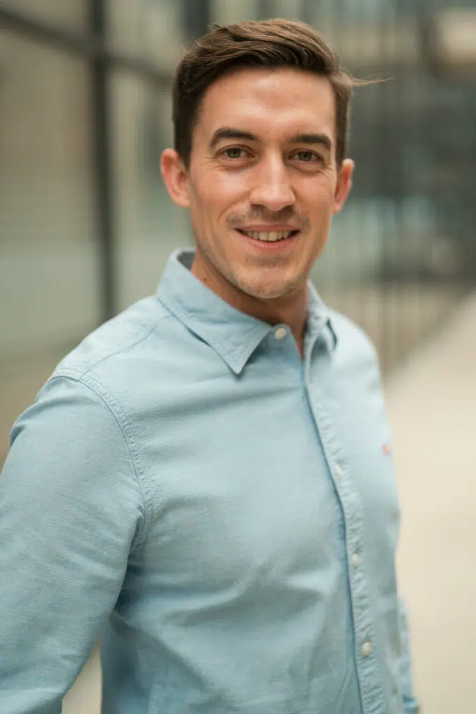 Portraitfoto eines Mannes, freundlicher Blick in die Kamera