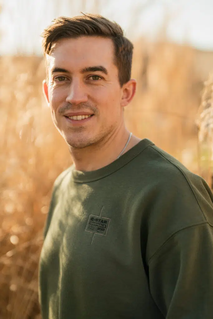 Portraitfoto eines Mannes im Feld im Sonnenuntergang fotografiert