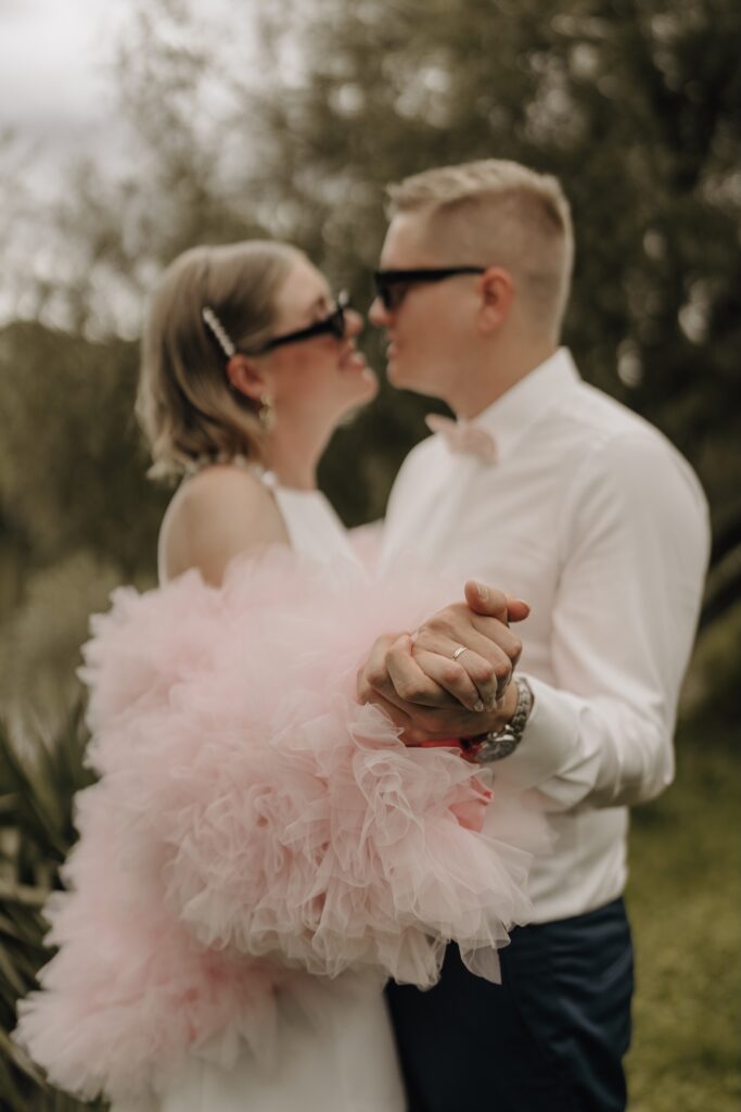 Hochzeitspaar im grünen