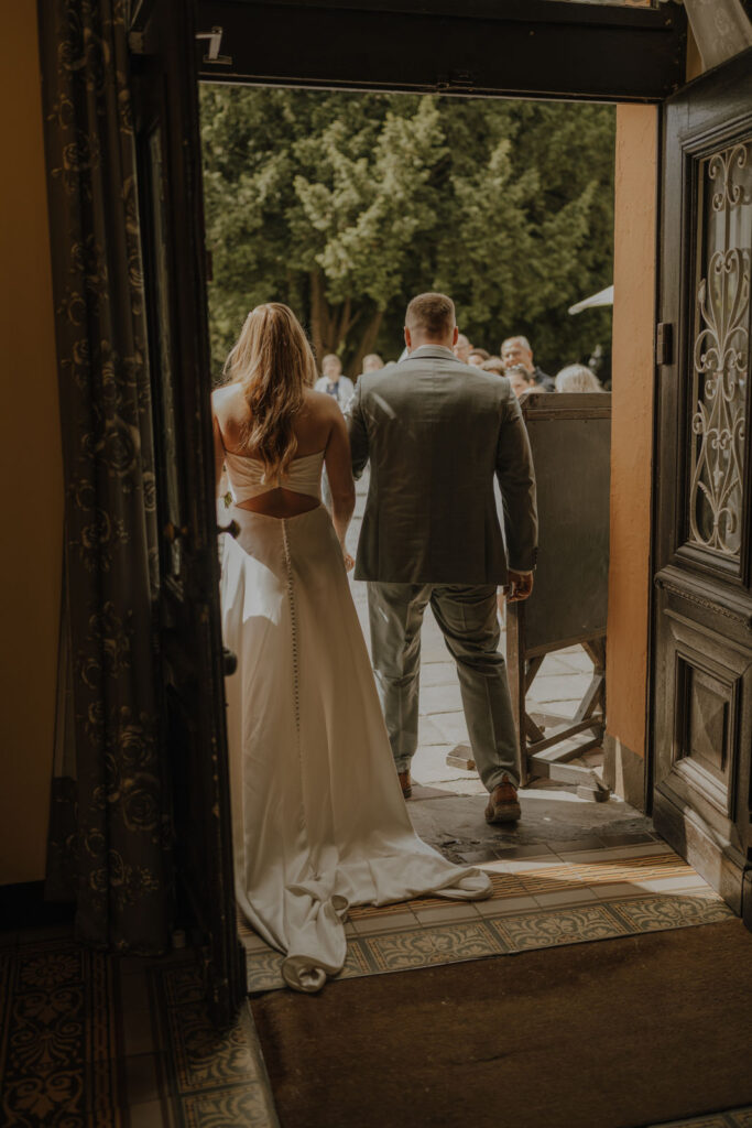 Auszug des Brautpaars nach der Trauung