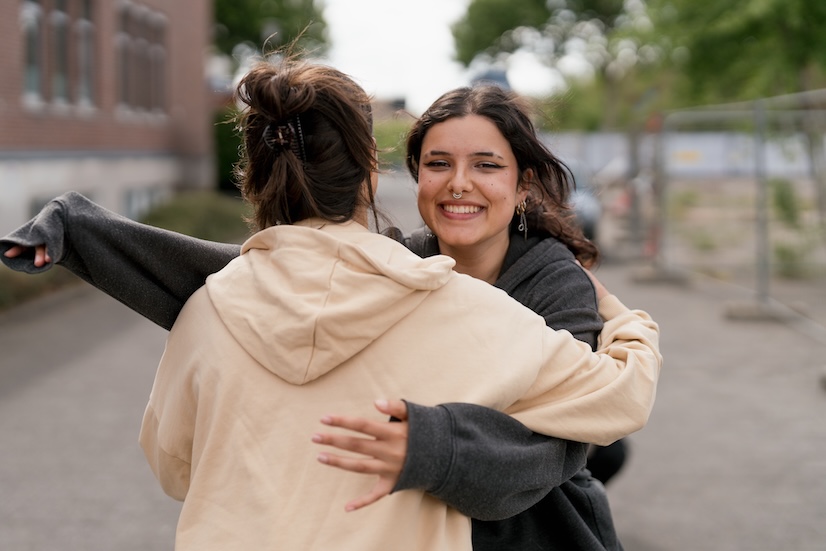 Hier umarme ich Julia bei einer Fotoaufgabe