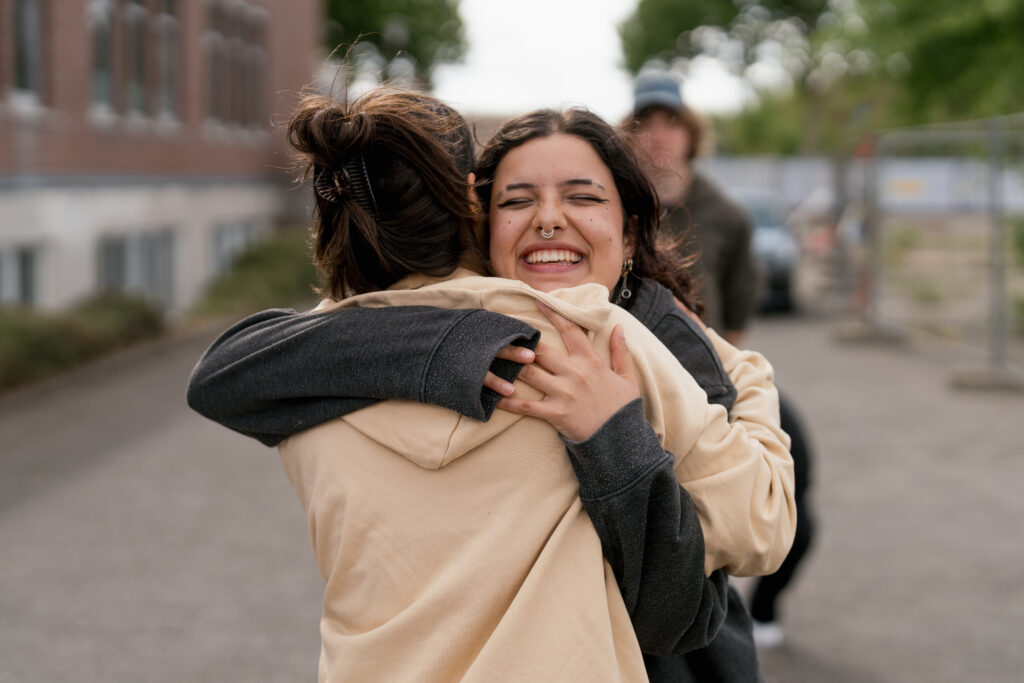 Hier umarme ich Julia bei einer Fotoaufgabe