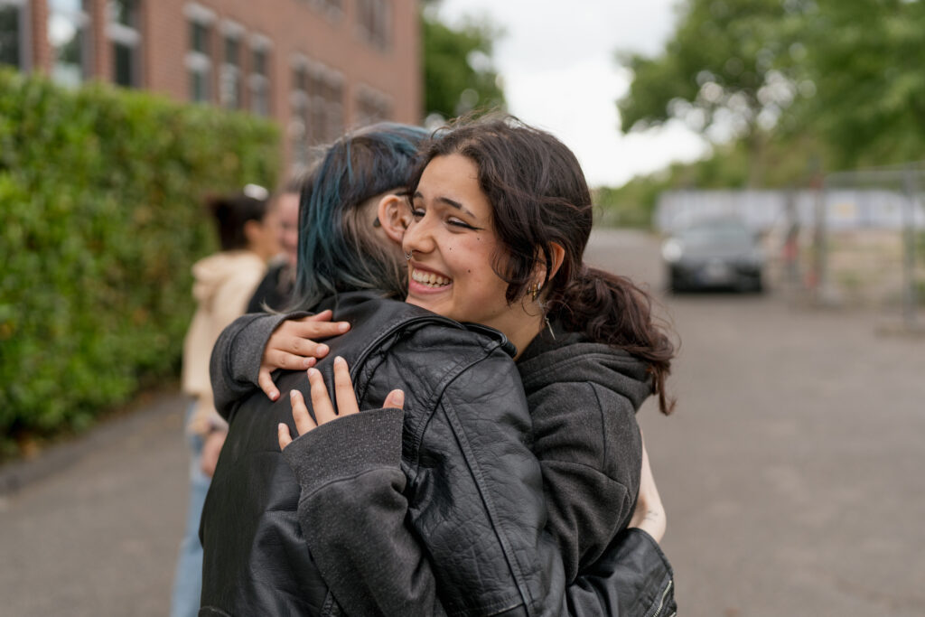Hier umarme ich Nova bei einer Fotoaufgabe