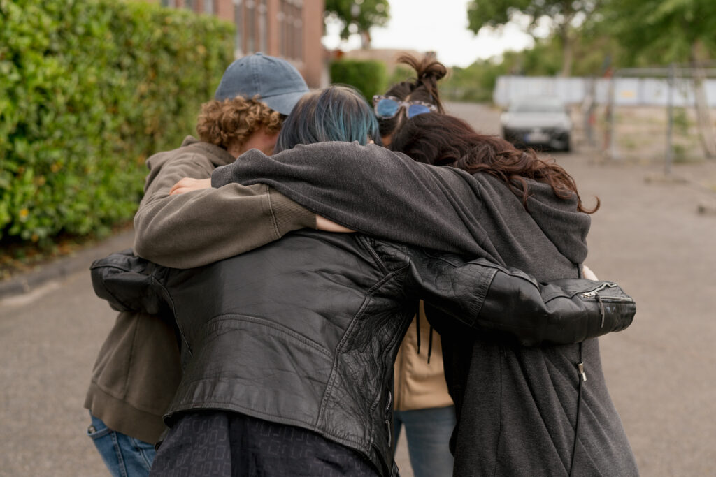 Praktikanten auf einem Haufen bei einer Fotoaufgabe