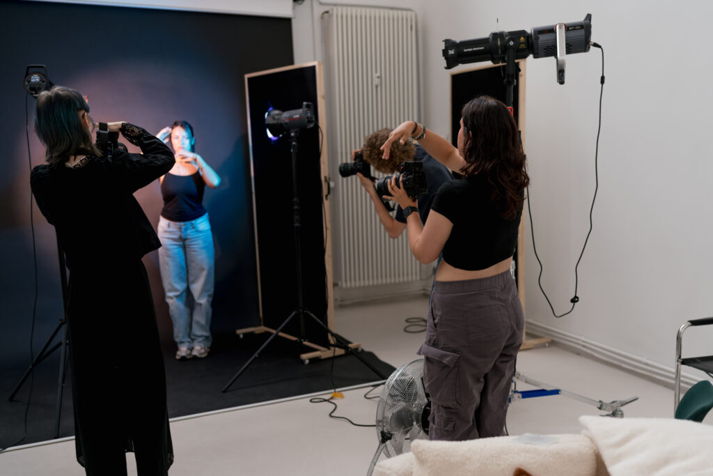 Iman im White Light Studio beim Portfolio Shooting (hier gebe ich Anweisungen)