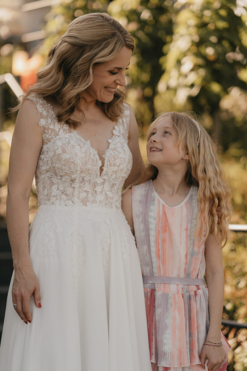 Zwei hübsche Damen am Rolandsbogen