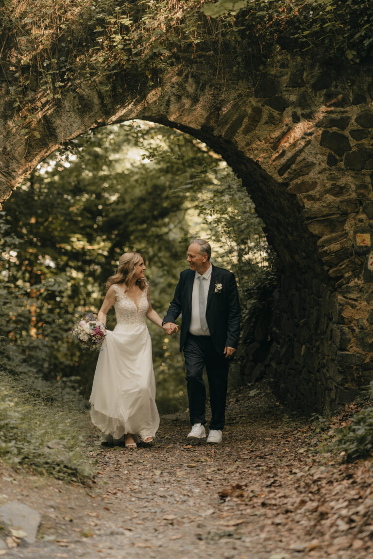 Brautpaar kleiner Tunnelbogen im Wald beim Rolandsbogen