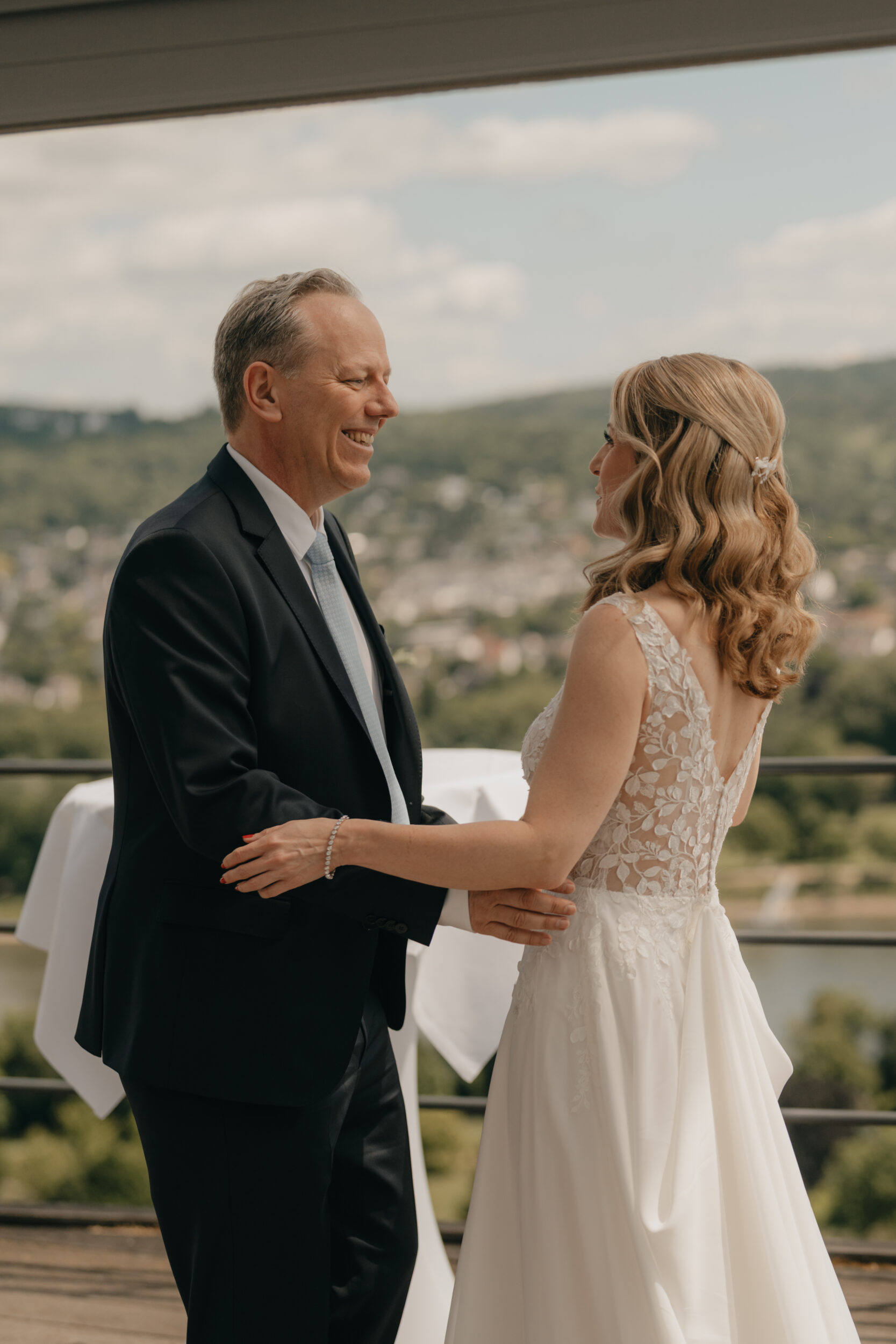 Lächelndes Brautpaar am Rolandsbogen über dem Rhein