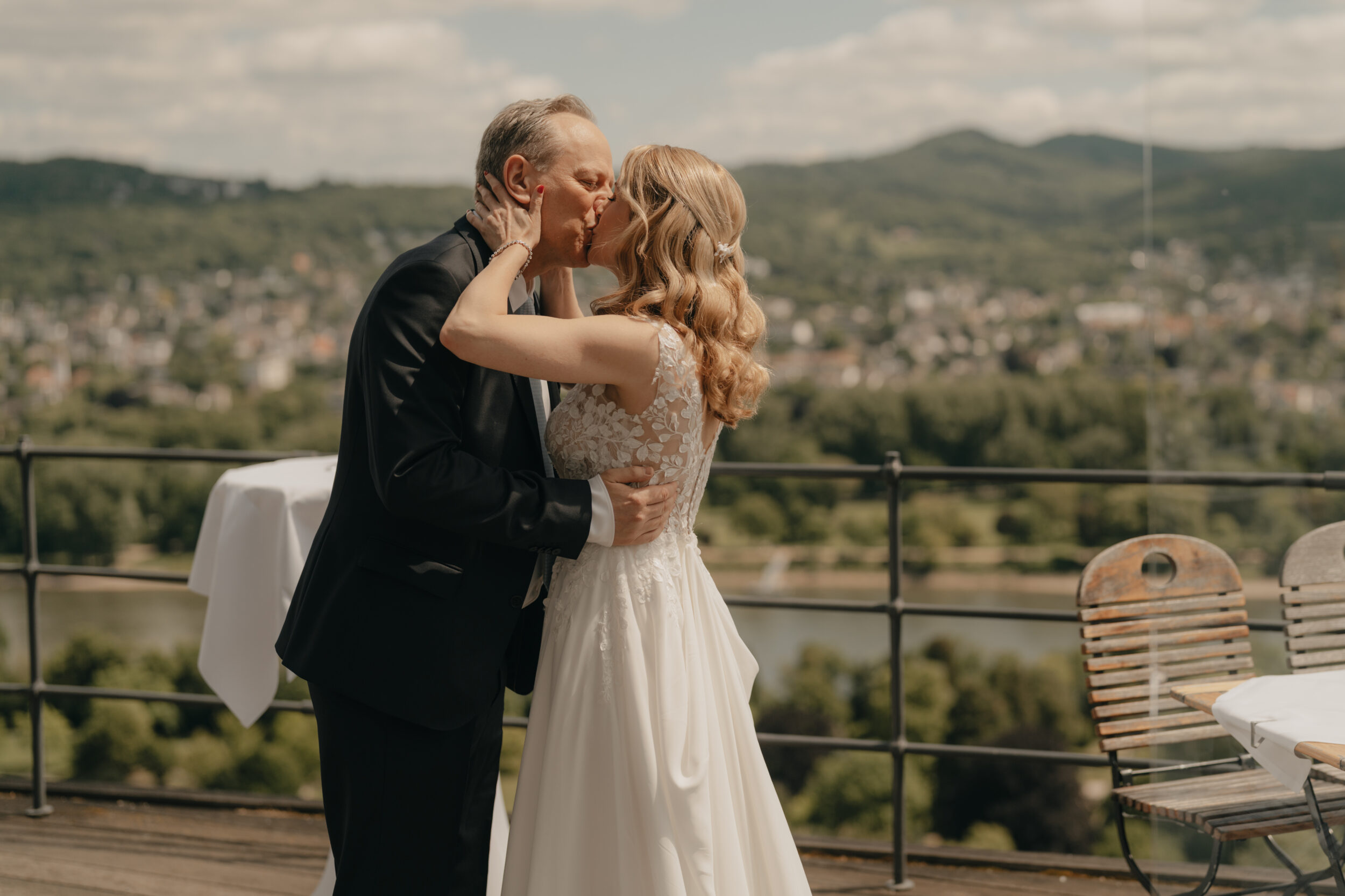 Kuss am Restaurant Rolandsbogen