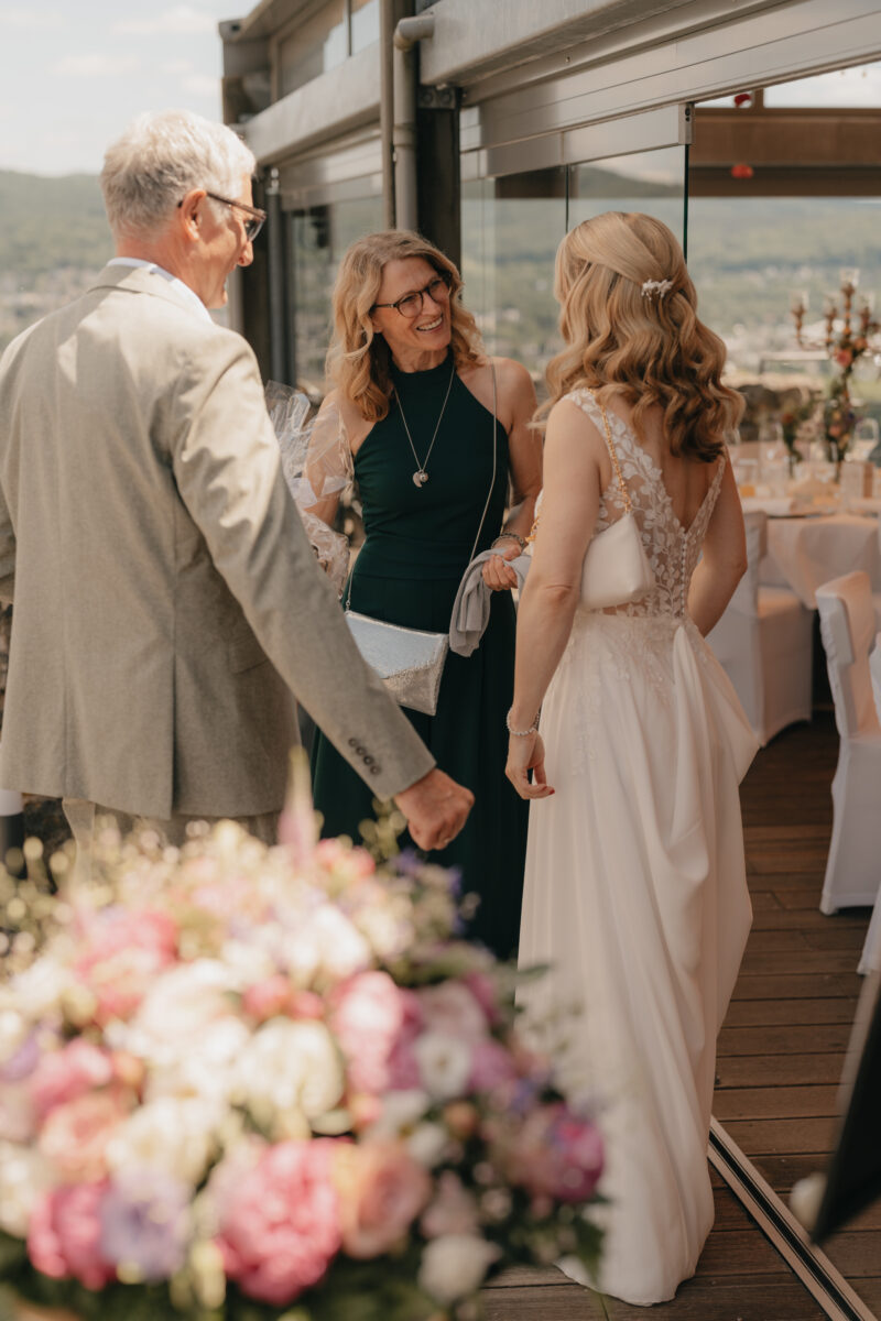 Nina begrüßt Gäste im Wintergarten vom Restaurant Rolandsbogen