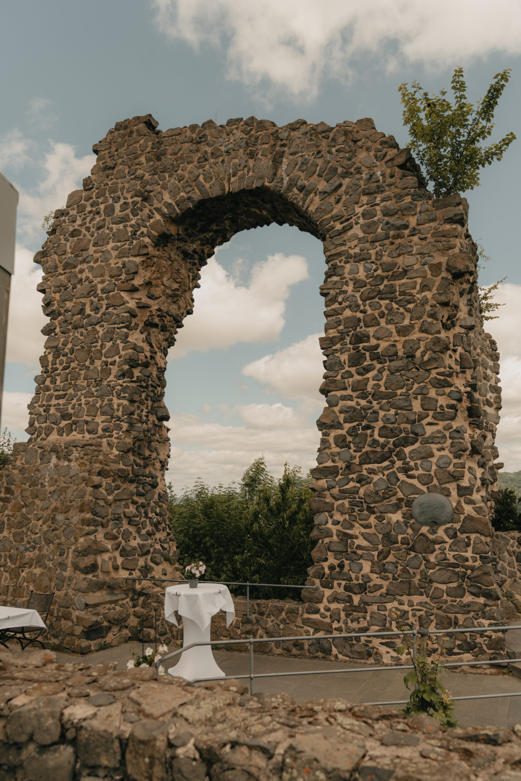 Rolandsbogen Burg Rolandseck zwischen Bonn und Remagen
