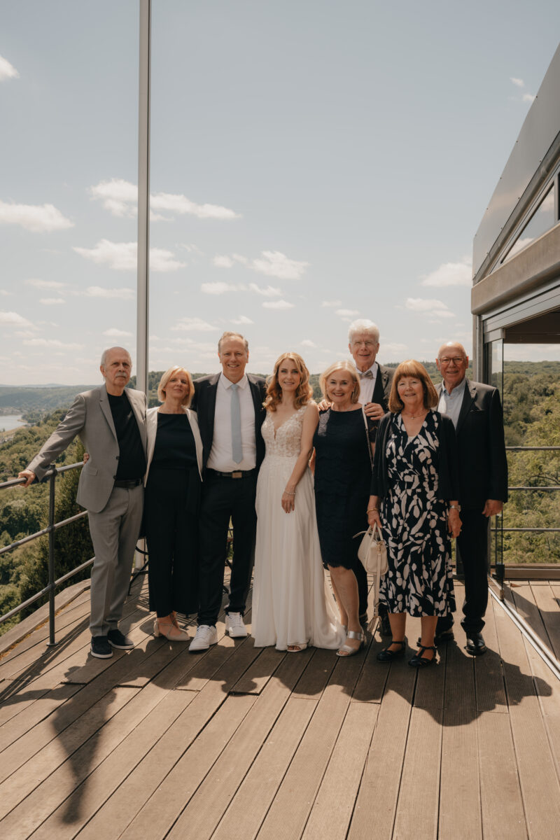 Familienfoto am Restaurant Rolandsbogen