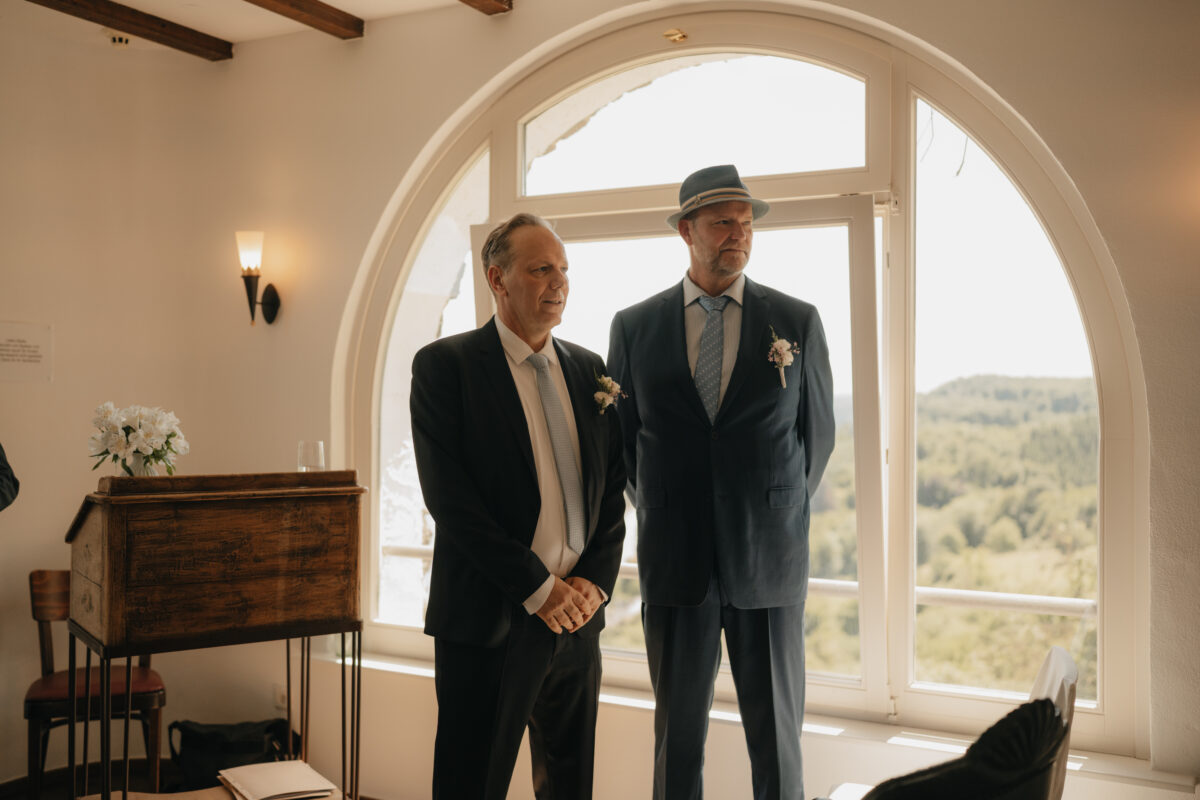 Bräutigam und Trauzeuge warten im Freiligrath-Burgzimmer
