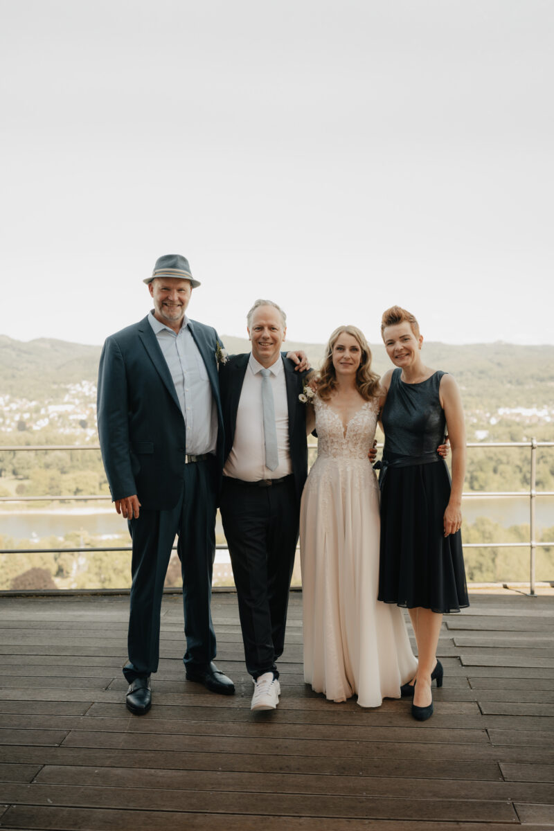 Mann mit Hut Bräutigam Braut Frau mit kurzen Haaren Rolandsbogen Rolandswerth