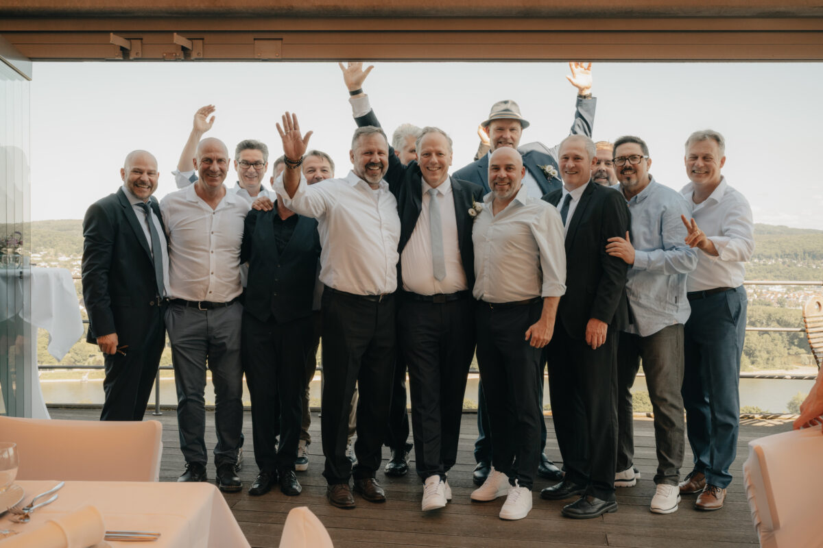 Hochzeitsfoto der Männer vor dem Rheintal Rolandseck