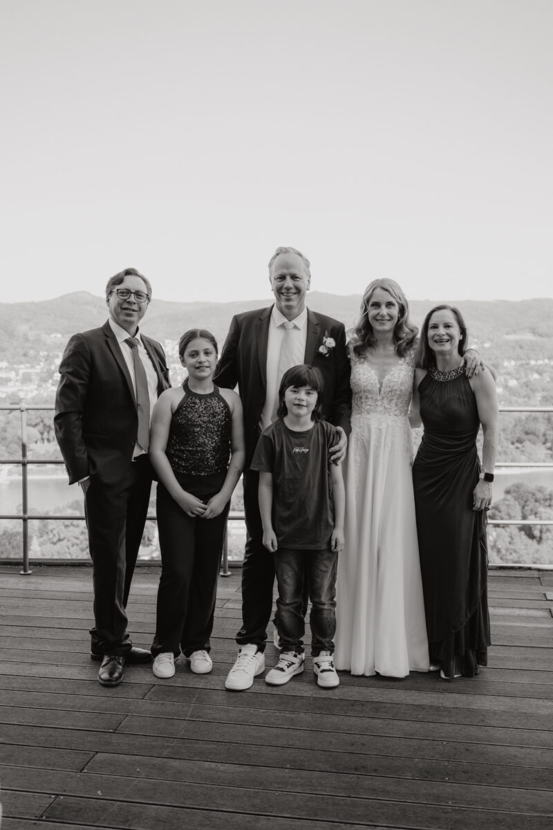 Brautpaar mit Familie der Trauzeugin Rolandsbogen Remagen Rolandswerth
