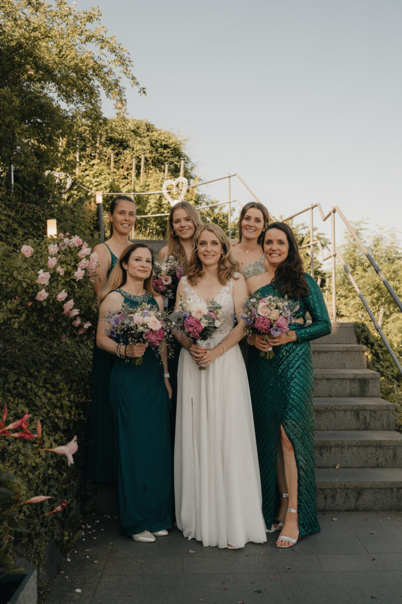 Braut und Brautjungfern an der Treppe zum Rolandsbogen
