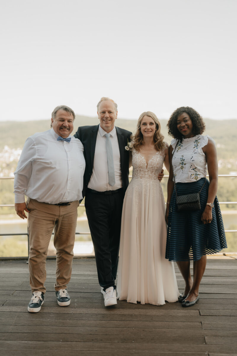 Kräftiger Mann Bräutigam Braut dunkelhäutige Frau Rolandsbogen Rolandsburg Remagen Bonn