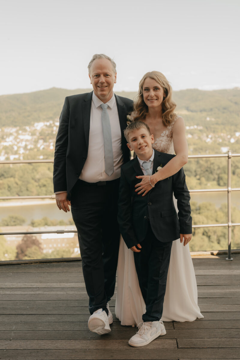 Brautpaar und Sohnemann Restaurant Rolandsbogen am Rolandseck